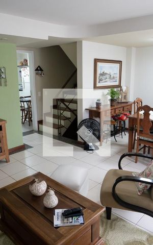 Casa de condomínio à venda com 205m², 5 quartos e 3 vagas Casa de condomínio à venda com 205m², 5 quartos e 3 vagasSala 1
