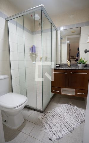 Casa de condomínio à venda com 205m², 5 quartos e 3 vagas Casa de condomínio à venda com 205m², 5 quartos e 3 vagasBanheiro Social 2