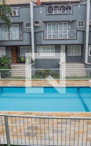 Casa de condomínio à venda com 205m², 5 quartos e 3 vagas Casa de condomínio à venda com 205m², 5 quartos e 3 vagasÁrea comum - Piscina