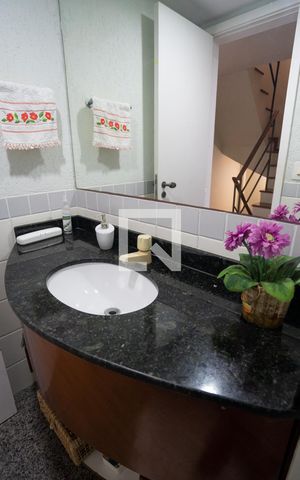 Casa de condomínio à venda com 205m², 5 quartos e 3 vagas Casa de condomínio à venda com 205m², 5 quartos e 3 vagasBanheiro Social 1