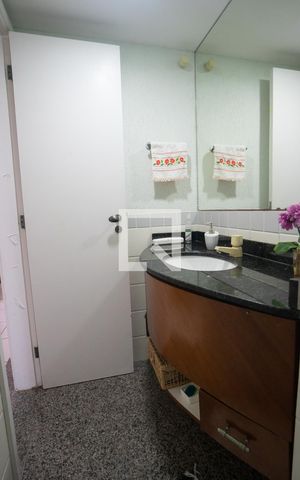 Casa de condomínio à venda com 205m², 5 quartos e 3 vagas Casa de condomínio à venda com 205m², 5 quartos e 3 vagasBanheiro Social 1