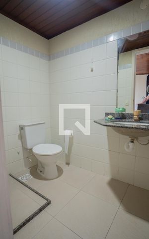 Casa de condomínio à venda com 205m², 5 quartos e 3 vagas Casa de condomínio à venda com 205m², 5 quartos e 3 vagasBanheiro Social 3