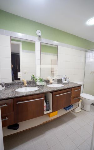Casa de condomínio à venda com 205m², 5 quartos e 3 vagas Casa de condomínio à venda com 205m², 5 quartos e 3 vagasBanheiro da Suíte