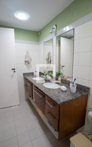 Casa de condomínio à venda com 205m², 5 quartos e 3 vagas Casa de condomínio à venda com 205m², 5 quartos e 3 vagasBanheiro da Suíte