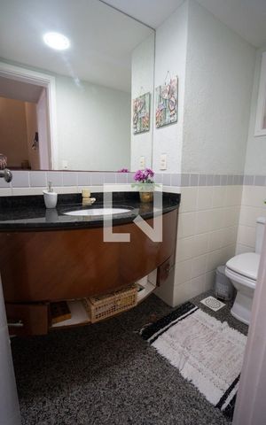 Casa de condomínio à venda com 205m², 5 quartos e 3 vagas Casa de condomínio à venda com 205m², 5 quartos e 3 vagasBanheiro Social 1