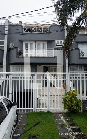Casa de condomínio à venda com 205m², 5 quartos e 3 vagas Casa de condomínio à venda com 205m², 5 quartos e 3 vagasFachada