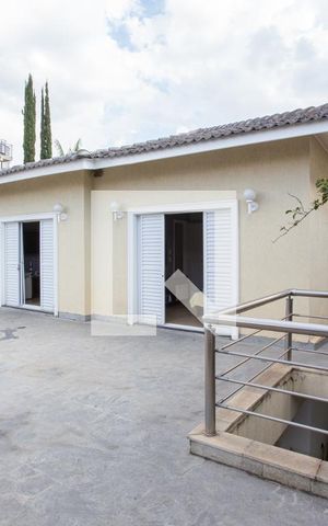 Casa à venda com 700m², 3 quartos e 8 vagas Casa à venda com 700m², 3 quartos e 8 vagassacada