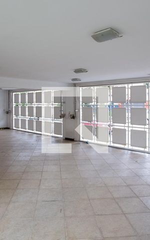 Casa à venda com 700m², 3 quartos e 8 vagas Casa à venda com 700m², 3 quartos e 8 vagasgaragem