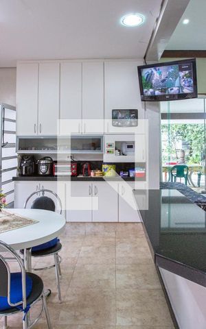 Casa à venda com 700m², 3 quartos e 8 vagas Casa à venda com 700m², 3 quartos e 8 vagascozinha