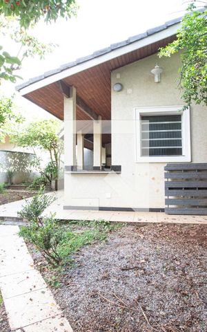 Casa à venda com 700m², 3 quartos e 8 vagas Casa à venda com 700m², 3 quartos e 8 vagaschurrasqueira