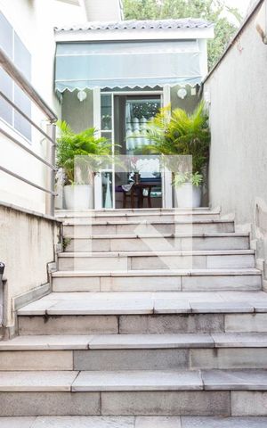 Casa à venda com 700m², 3 quartos e 8 vagas Casa à venda com 700m², 3 quartos e 8 vagasentrada sala