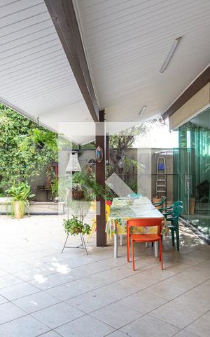 Casa à venda com 700m², 3 quartos e 8 vagas Casa à venda com 700m², 3 quartos e 8 vagasquintal