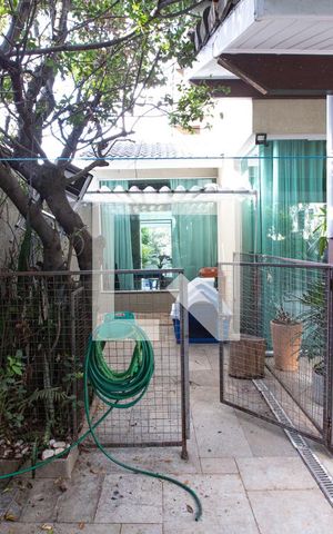 Casa à venda com 700m², 3 quartos e 8 vagas Casa à venda com 700m², 3 quartos e 8 vagasquintal