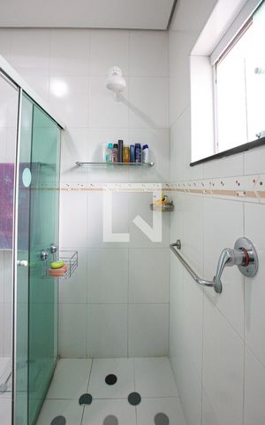 Casa à venda com 700m², 3 quartos e 8 vagas Casa à venda com 700m², 3 quartos e 8 vagasbanheiro corredor