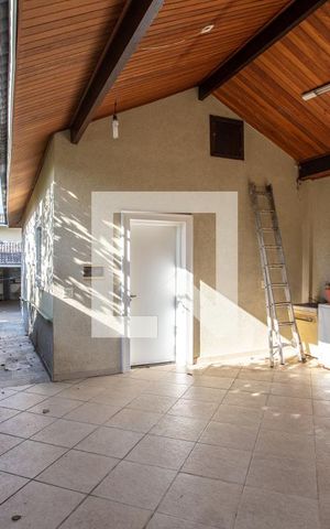 Casa à venda com 700m², 3 quartos e 8 vagas Casa à venda com 700m², 3 quartos e 8 vagascasa dos fundos