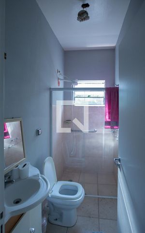 Casa à venda com 700m², 3 quartos e 8 vagas Casa à venda com 700m², 3 quartos e 8 vagasbanheiro casa dos fundos