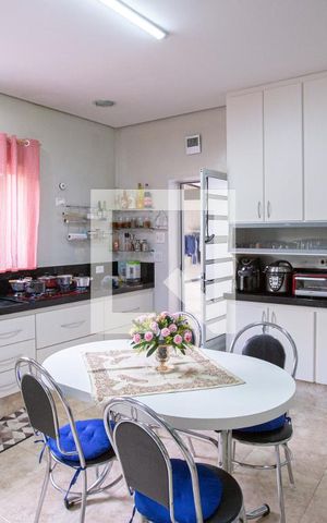 Casa à venda com 700m², 3 quartos e 8 vagas Casa à venda com 700m², 3 quartos e 8 vagascozinha