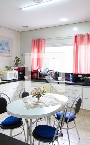 Casa à venda com 700m², 3 quartos e 8 vagas Casa à venda com 700m², 3 quartos e 8 vagascozinha
