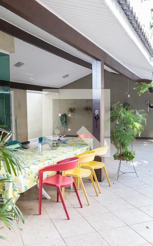 Casa à venda com 700m², 3 quartos e 8 vagas Casa à venda com 700m², 3 quartos e 8 vagasquintal