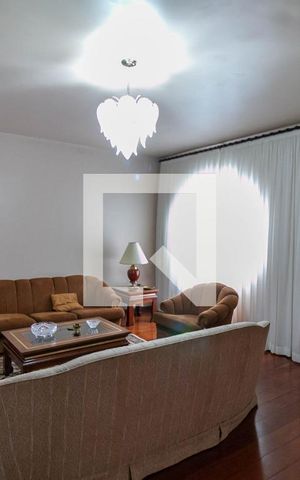 Casa à venda com 400m², 4 quartos e 3 vagas Casa à venda com 400m², 4 quartos e 3 vagasSala