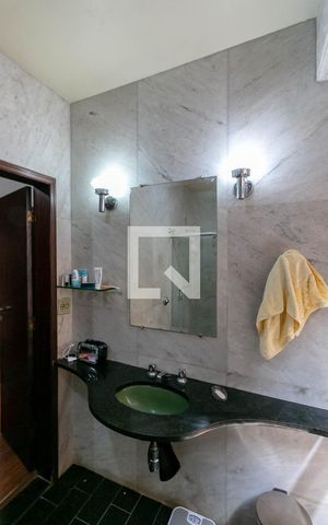 Casa à venda com 400m², 4 quartos e 3 vagas Casa à venda com 400m², 4 quartos e 3 vagasBanheiro de Serviço