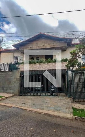 Casa à venda com 400m², 4 quartos e 3 vagas Casa à venda com 400m², 4 quartos e 3 vagasFachada