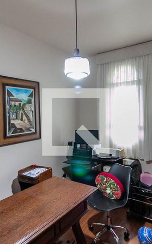 Casa à venda com 400m², 4 quartos e 3 vagas Casa à venda com 400m², 4 quartos e 3 vagasEscritório