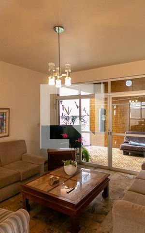 Casa à venda com 400m², 4 quartos e 3 vagas Casa à venda com 400m², 4 quartos e 3 vagasSala