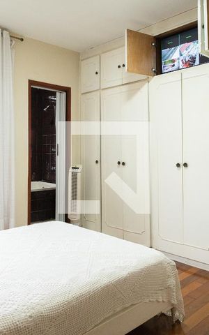 Casa à venda com 280m², 4 quartos e 6 vagas Casa à venda com 280m², 4 quartos e 6 vagasSuíte