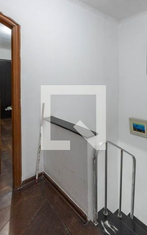 Casa à venda com 180m², 4 quartos e 2 vagas Casa à venda com 180m², 4 quartos e 2 vagasEscada