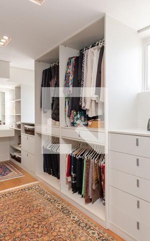 Apartamento à venda com 380m², 4 quartos e 3 vagas Apartamento à venda com 380m², 4 quartos e 3 vagasCloset da Suíte Master