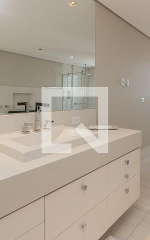Apartamento à venda com 380m², 4 quartos e 3 vagas Apartamento à venda com 380m², 4 quartos e 3 vagasBanheiro da Suite Master