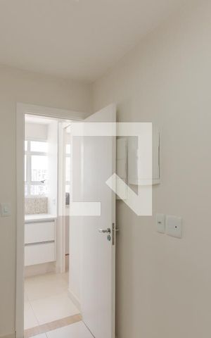 Apartamento à venda com 380m², 4 quartos e 3 vagas Apartamento à venda com 380m², 4 quartos e 3 vagasQuarto de Serviço