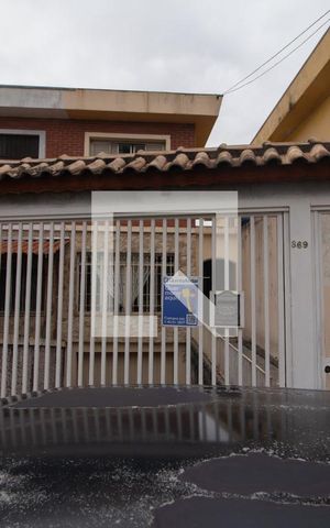 Casa à venda com 240m², 3 quartos e 3 vagas Casa à venda com 240m², 3 quartos e 3 vagasFachada