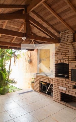 Casa à venda com 240m², 3 quartos e 3 vagas Casa à venda com 240m², 3 quartos e 3 vagasQuintal e Churrasqueira
