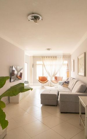 Casa à venda com 240m², 3 quartos e 3 vagas Casa à venda com 240m², 3 quartos e 3 vagasSala