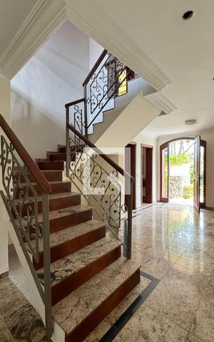 Casa de condomínio à venda com 630m², 4 quartos e 2 vagasEscada