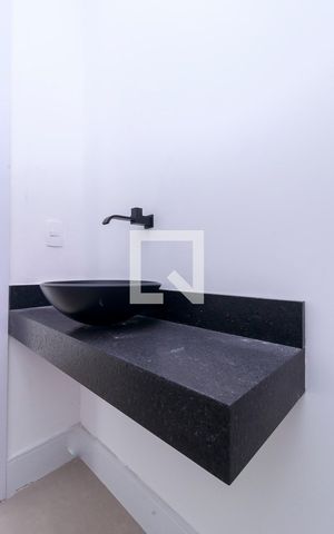 Casa de condomínio à venda com 455m², 4 quartos e 4 vagas Casa de condomínio à venda com 455m², 4 quartos e 4 vagasLavabo
