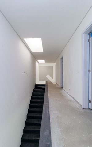Casa de condomínio à venda com 455m², 4 quartos e 4 vagas Casa de condomínio à venda com 455m², 4 quartos e 4 vagasCorredor