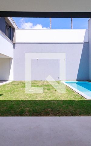 Casa de condomínio à venda com 455m², 4 quartos e 4 vagas Casa de condomínio à venda com 455m², 4 quartos e 4 vagasÁrea Externa