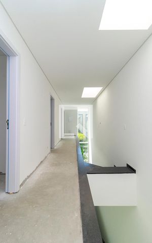 Casa de condomínio à venda com 455m², 4 quartos e 4 vagas Casa de condomínio à venda com 455m², 4 quartos e 4 vagasCorredor