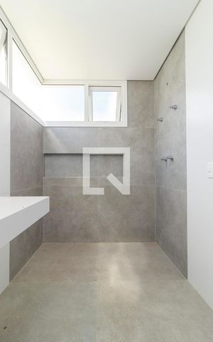 Casa de condomínio à venda com 455m², 4 quartos e 4 vagas Casa de condomínio à venda com 455m², 4 quartos e 4 vagasSuíte 1 - Banheiro