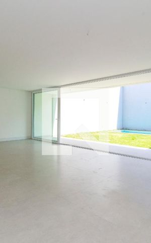 Casa de condomínio à venda com 455m², 4 quartos e 4 vagas Casa de condomínio à venda com 455m², 4 quartos e 4 vagasSala