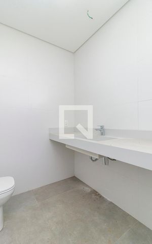 Casa de condomínio à venda com 455m², 4 quartos e 4 vagas Casa de condomínio à venda com 455m², 4 quartos e 4 vagasSuíte 1 - Banheiro
