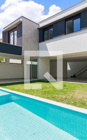 Casa de condomínio à venda com 455m², 4 quartos e 4 vagas Casa de condomínio à venda com 455m², 4 quartos e 4 vagasÁrea Externa