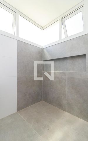 Casa de condomínio à venda com 455m², 4 quartos e 4 vagas Casa de condomínio à venda com 455m², 4 quartos e 4 vagasSuíte 1 - Banheiro