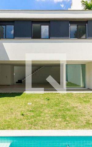 Casa de condomínio à venda com 455m², 4 quartos e 4 vagas Casa de condomínio à venda com 455m², 4 quartos e 4 vagasÁrea Externa