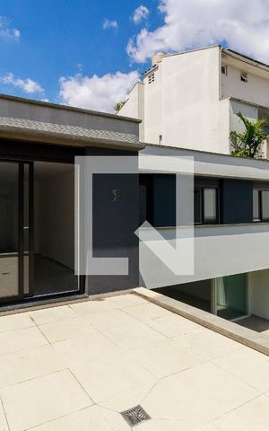 Casa de condomínio à venda com 455m², 4 quartos e 4 vagas Casa de condomínio à venda com 455m², 4 quartos e 4 vagasSuíte 1 - Varanda