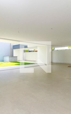 Casa de condomínio à venda com 455m², 4 quartos e 4 vagas Casa de condomínio à venda com 455m², 4 quartos e 4 vagasSala