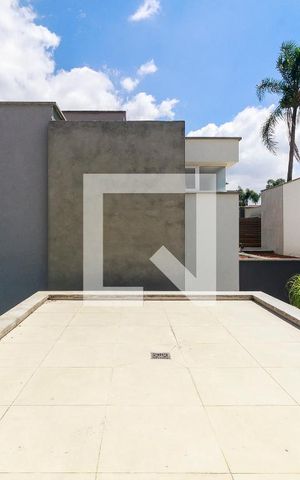 Casa de condomínio à venda com 455m², 4 quartos e 4 vagas Casa de condomínio à venda com 455m², 4 quartos e 4 vagasSuíte 1 - Varanda